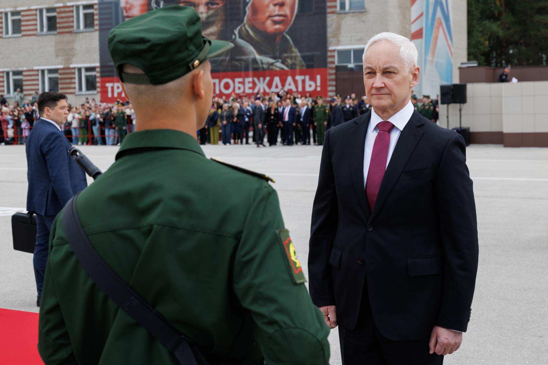 Фото Минобороны опубликовало кадры приезда Андрея Белоусова в Новосибирск: 20 кадров главы военного ведомства 7 - Сиб.ФМ Фото Минобороны опубликовало кадры приезда Андрея Белоусова в Новосибирск: 20 кадров главы военного ведомства 7